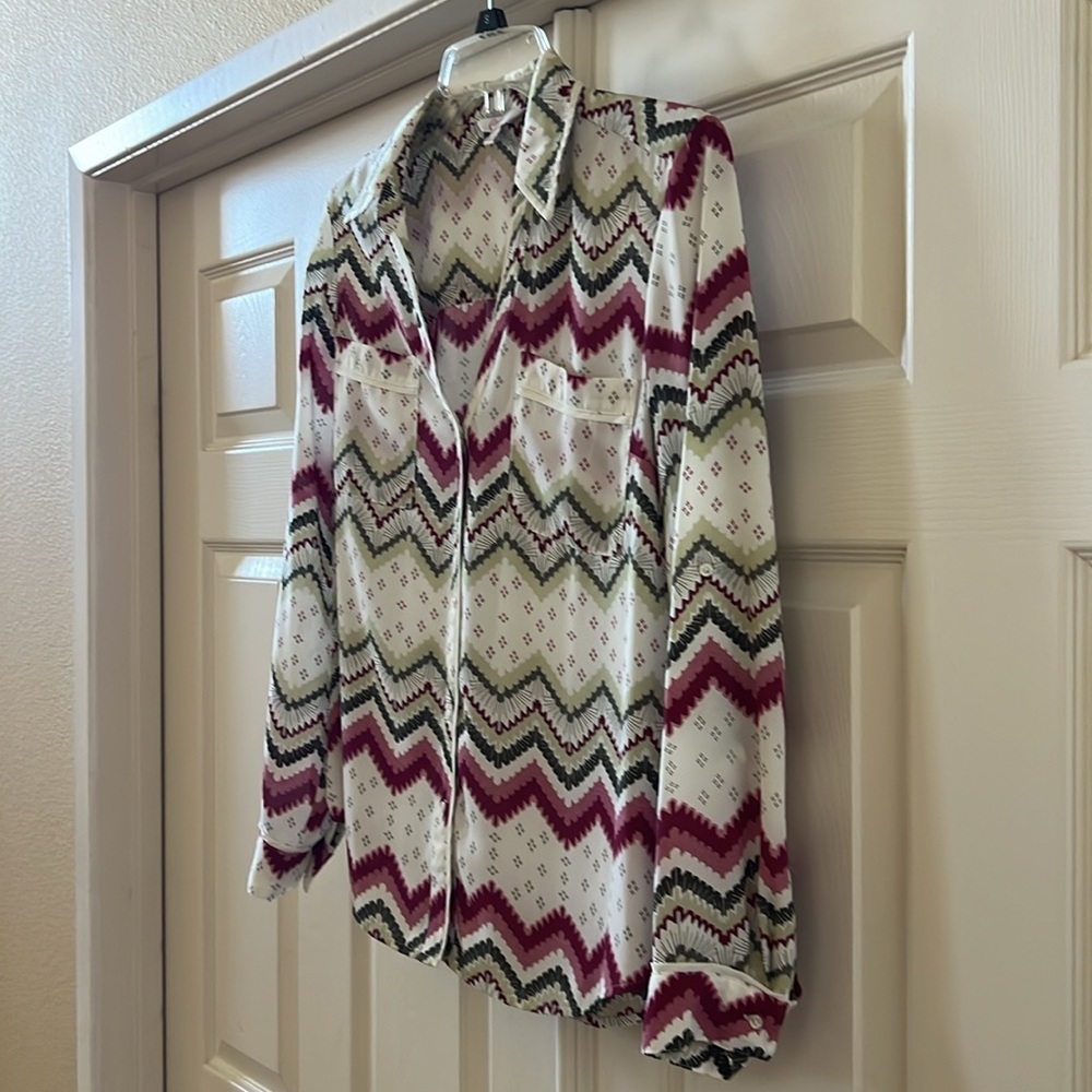 Candie's Geometric Patterned Blouse - Picture 3 of 4